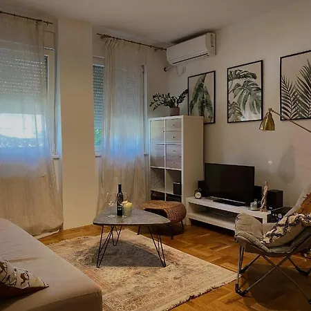 Urban Tranquility: Ns Hideout Apartment